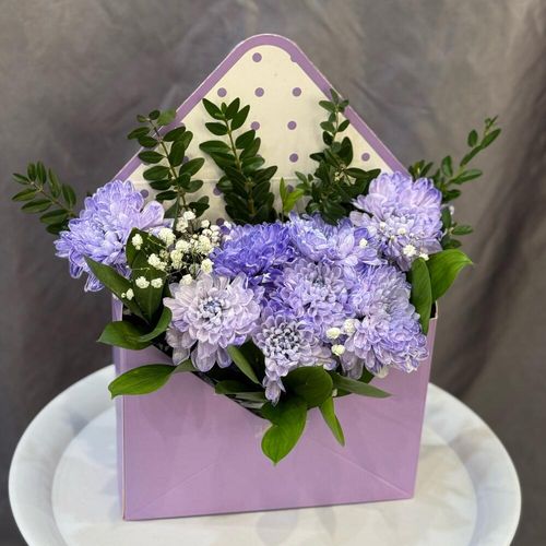 Цветочная композиция из фиолетовых хризантем в конверте (к0032)