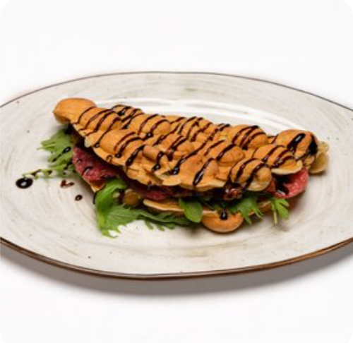 Вафля с Салями, вялеными томатами и творожным сыром .