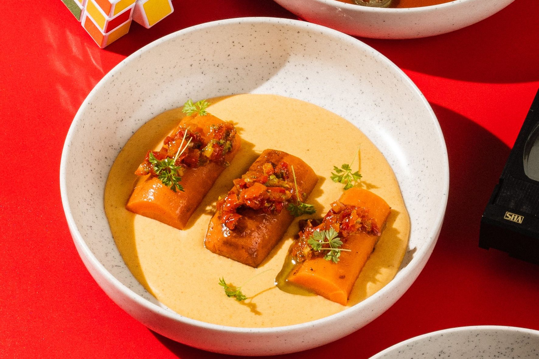 Печеная морковь с соусом из батата и допинадом и вяленых томатов и халапенье