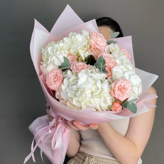 Букет с белой гортензией, кустовой розой