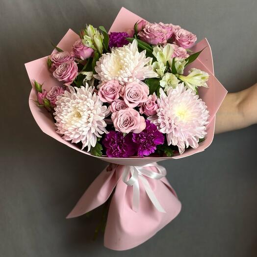 Сборный букет с розой кустовой и хризантемой
