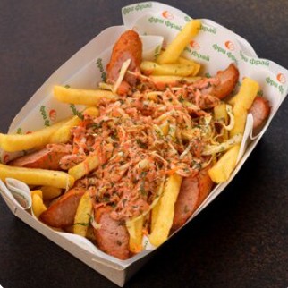 Картофель фри с куриной колбаской и капустным салатом