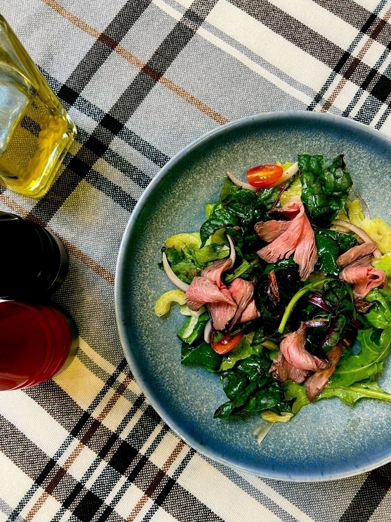 Салат с зап.телятиной в кунж.соусе