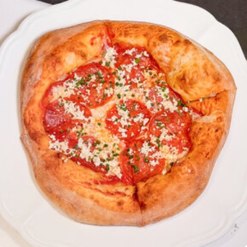 Пицца с колбасками чоризо