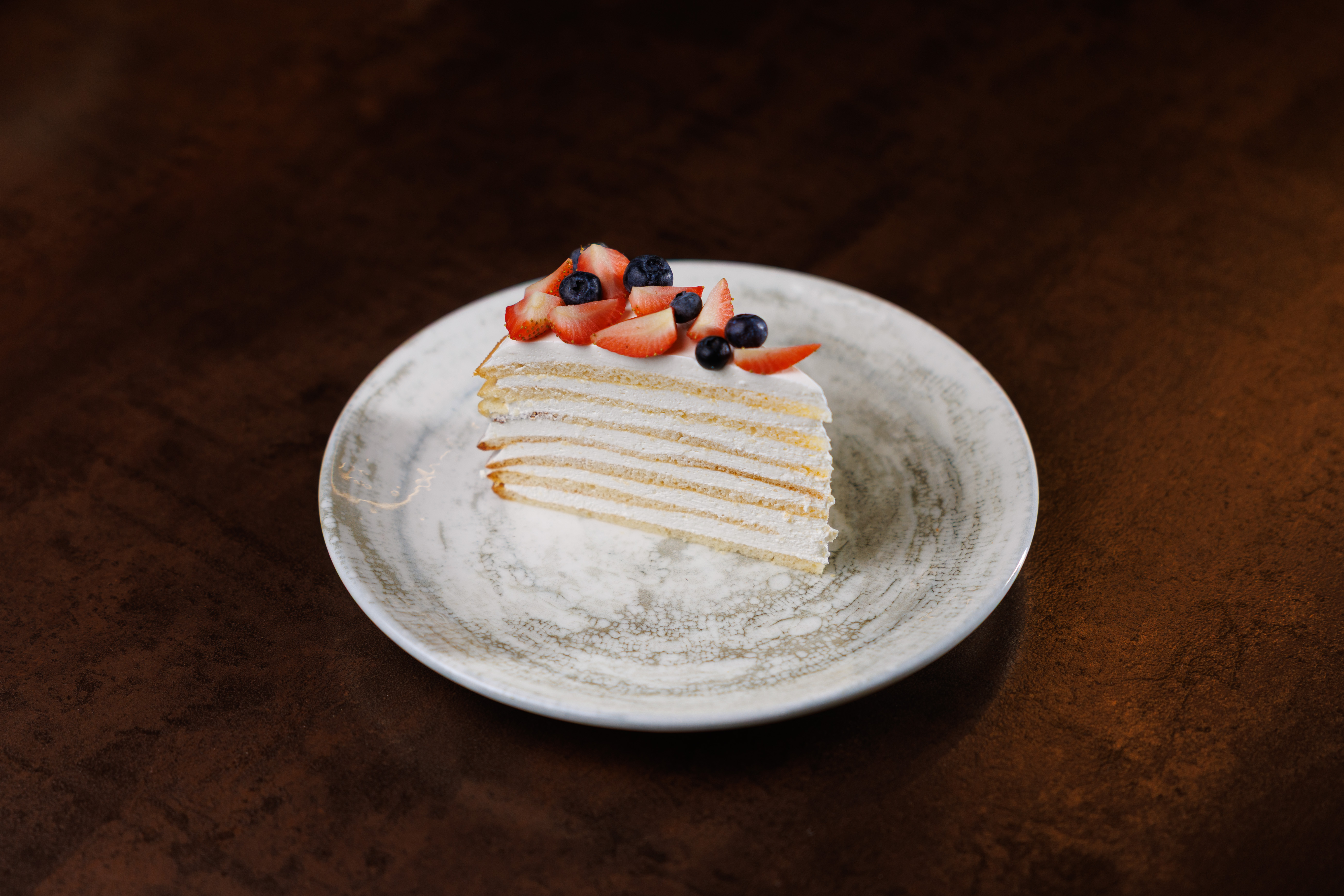 Молочная девочка с ягодами 