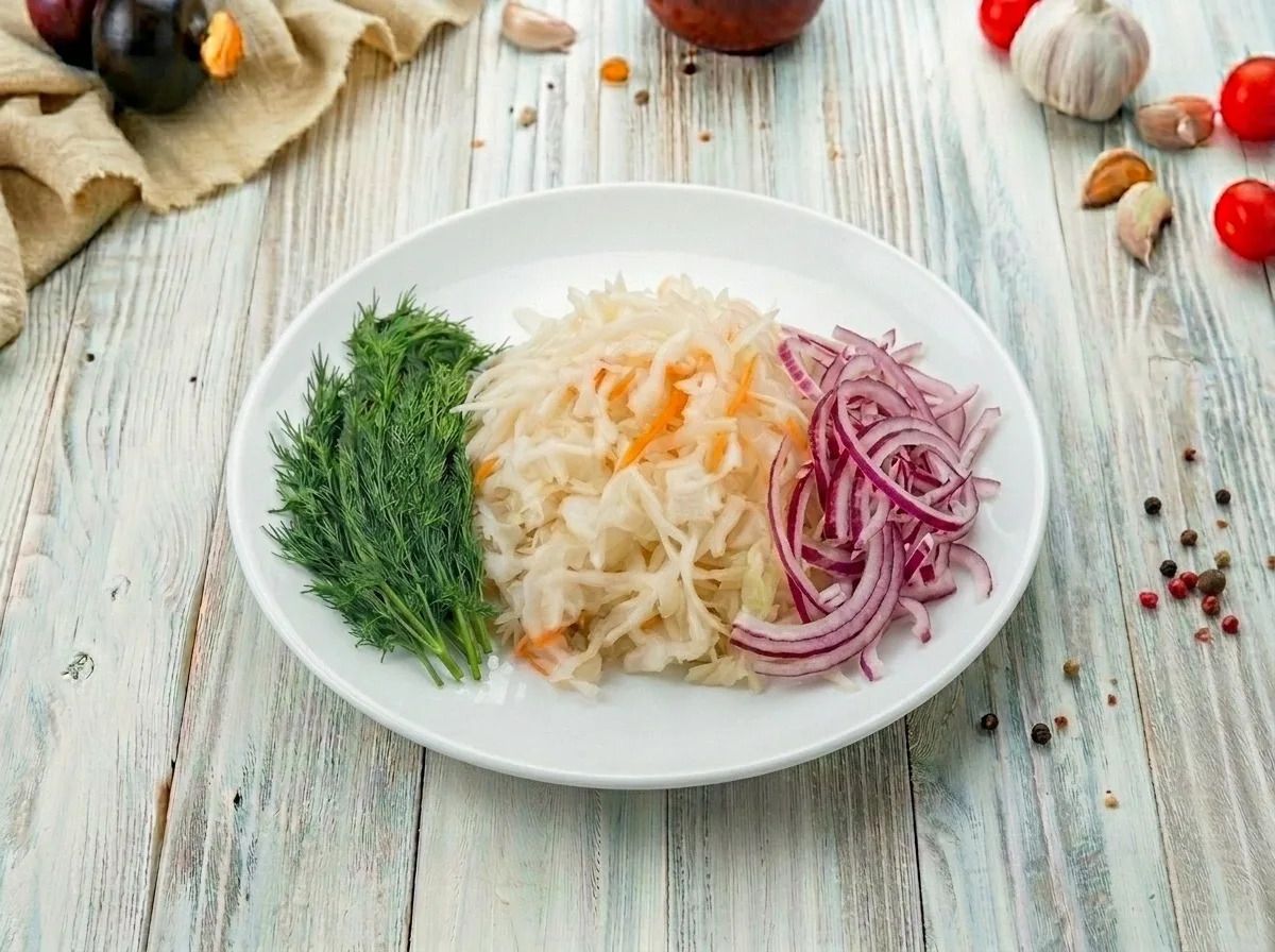 Капуста квашеная с маринованным луком и зеленью
