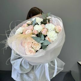 Пионовидные розы с диантусами и ковылью