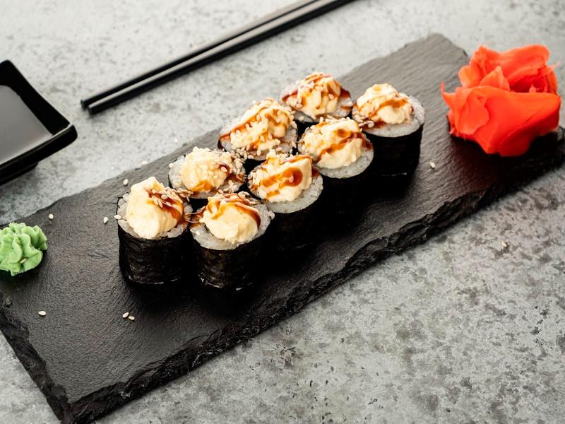 Ролл с жареным лососем