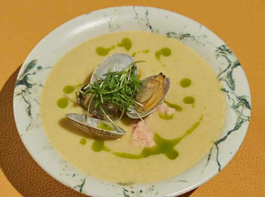 Крем-суп из цукини с лососем и вонголе