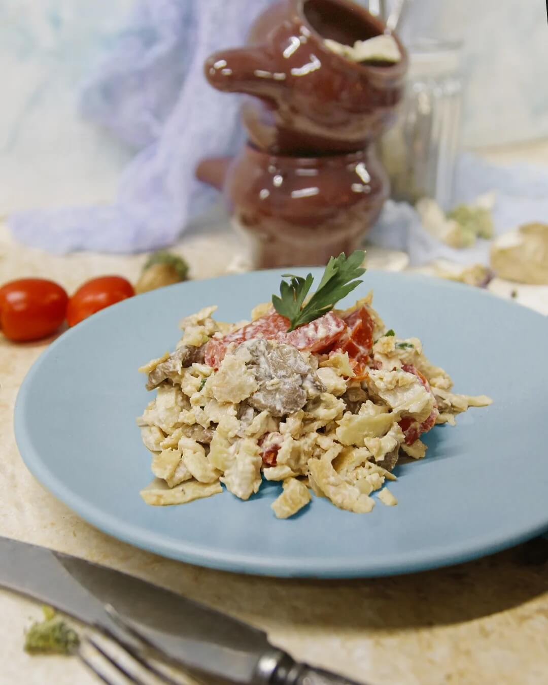 Салат из курицы с грибами