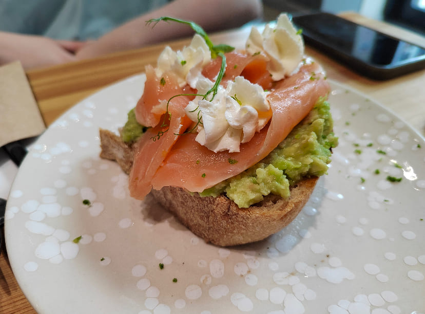 Ч.Тост с лососем и авокадо