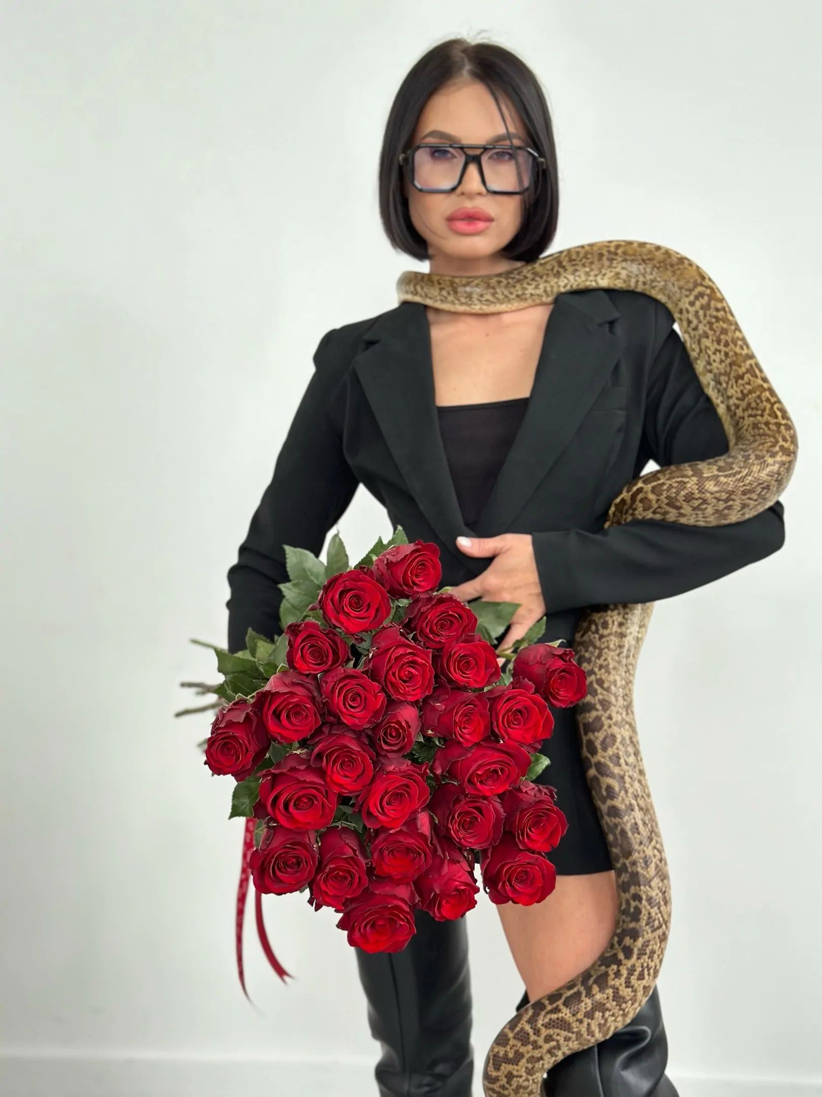 Букет из 25 бордово-красных роз на ленте