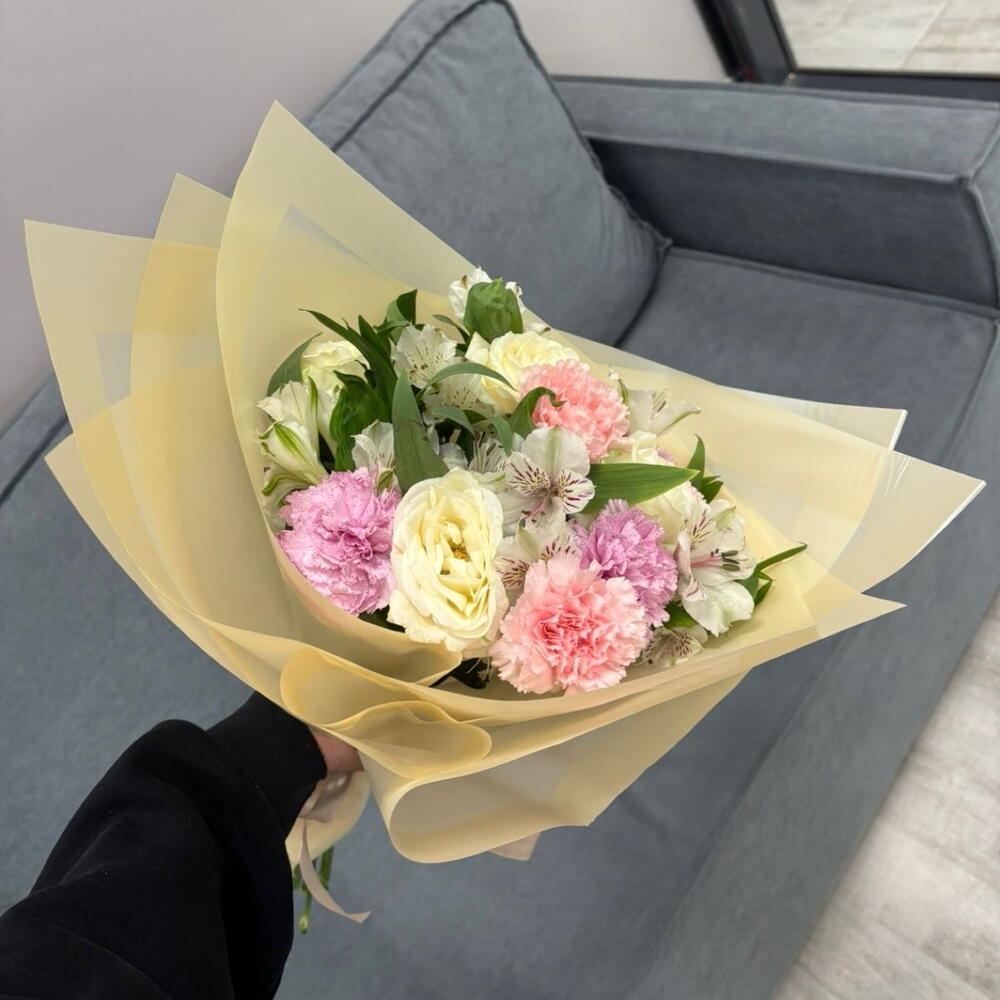 Нежный букет из роз и альстромерии