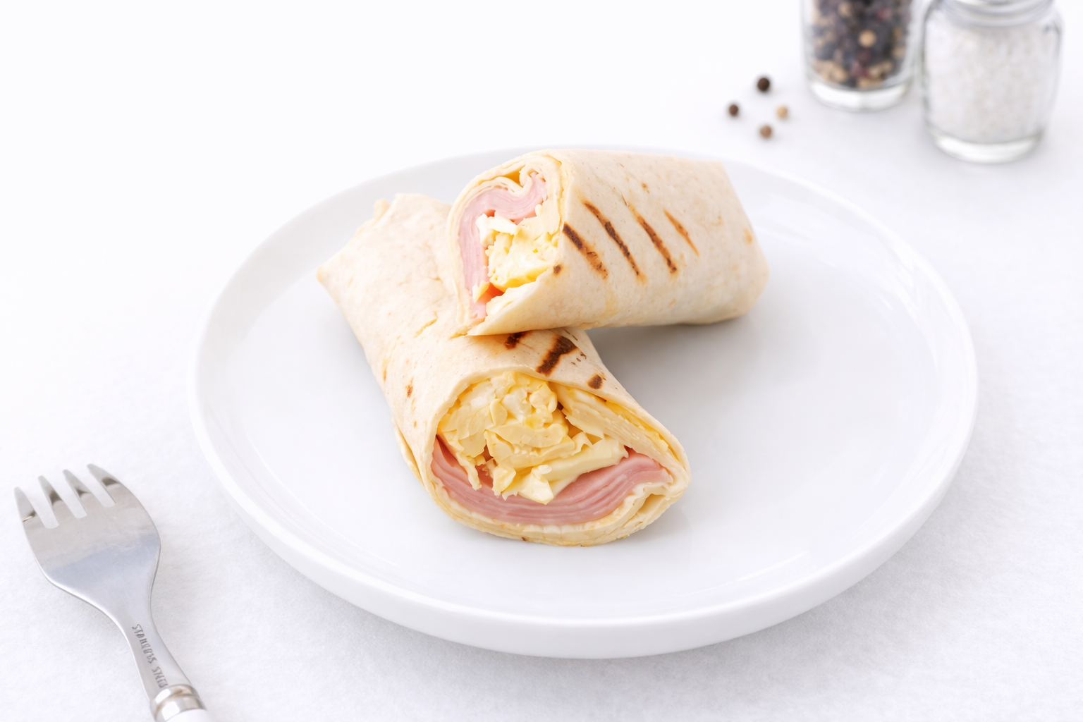 Сэндвич ролл с яйцом и ветчиной