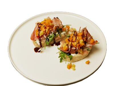 Брускетта с прошутто и сезон фруктами