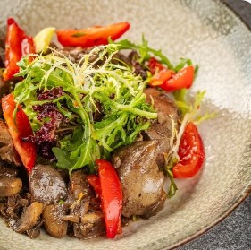 Теплый салат с куриной печенью, руколой 