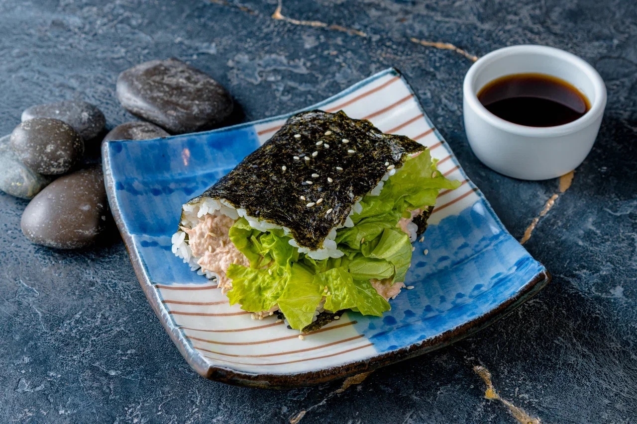 Онигири с тунцом