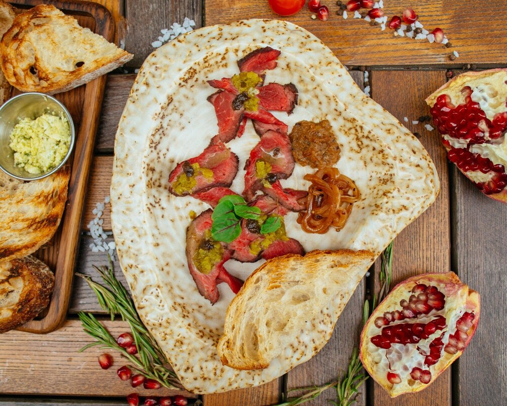 Ростбиф с трюфельным луковым муссом