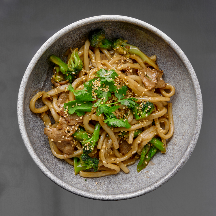 Удон с говядиной и перечным соусом