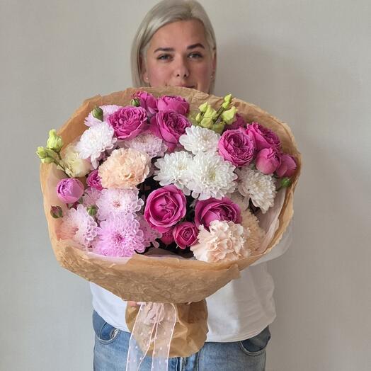 Пионовидные розы и хризантема