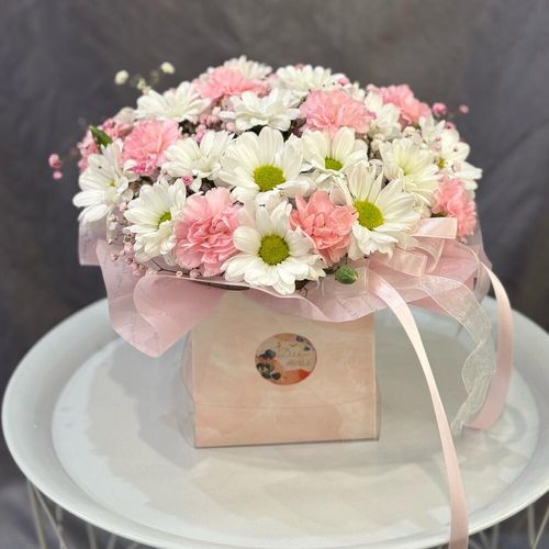 Цветы в коробке: ромашки, гвоздика (б0079)