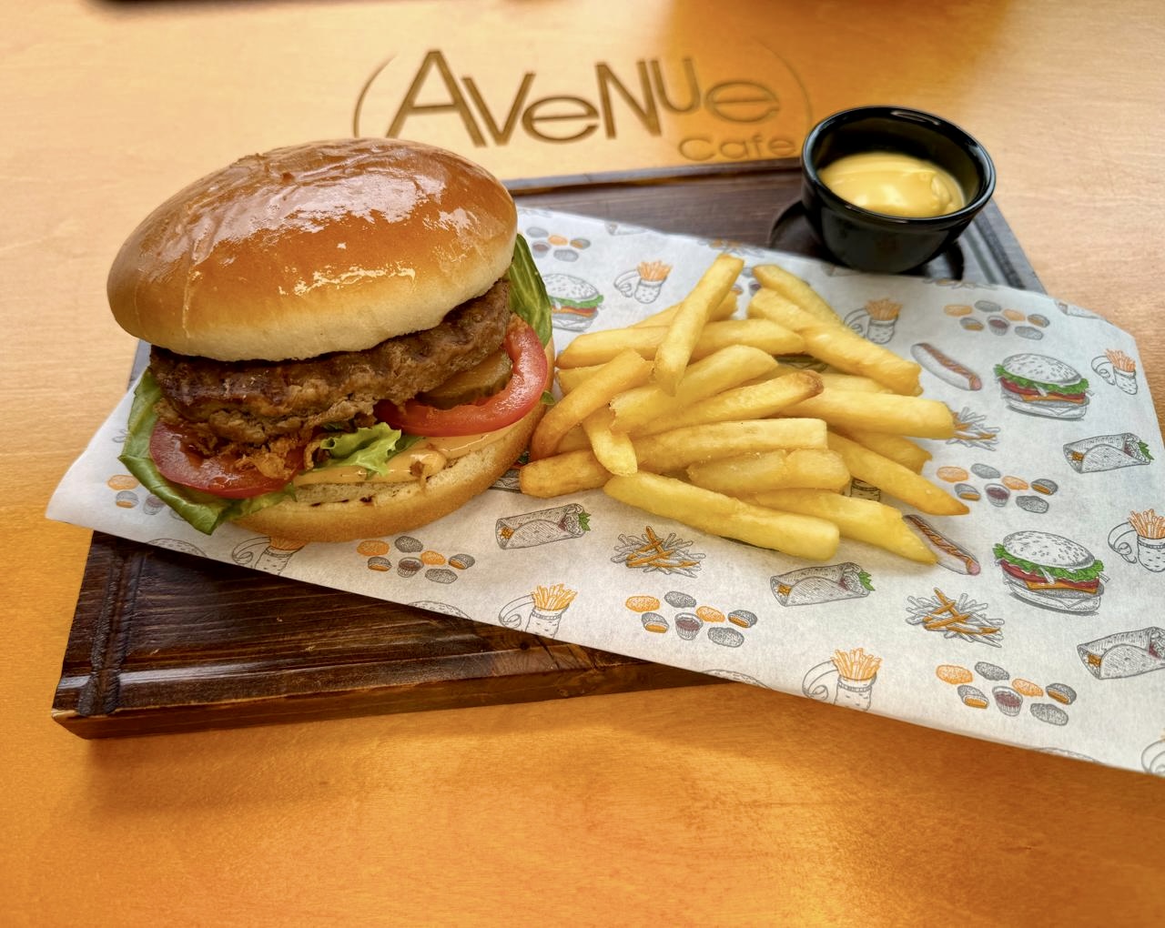 Гамбургер, фри, соус