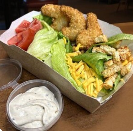 Салат Цезарь с креветками фри