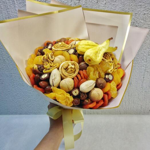 Букет из сухофруктов и орехов с декором из груши