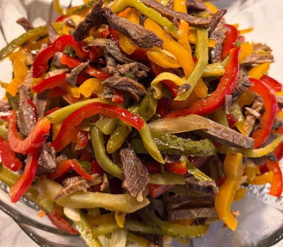 Салат с говядиной и овощами