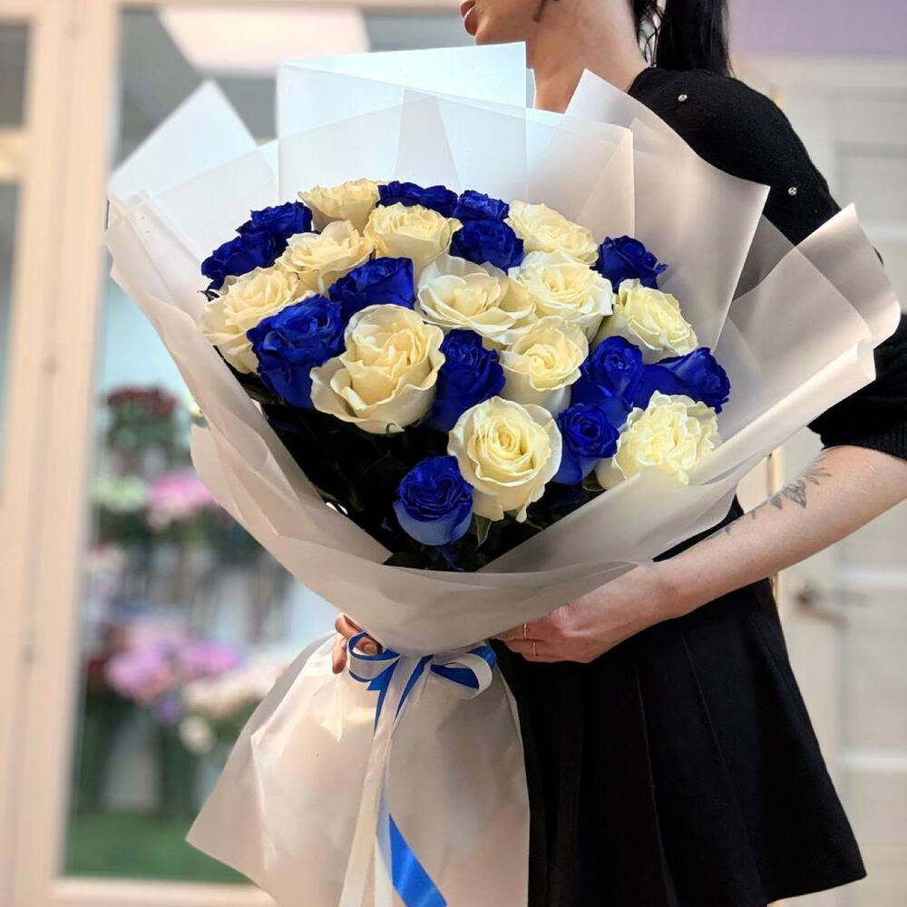 Синие розы белые розы букет