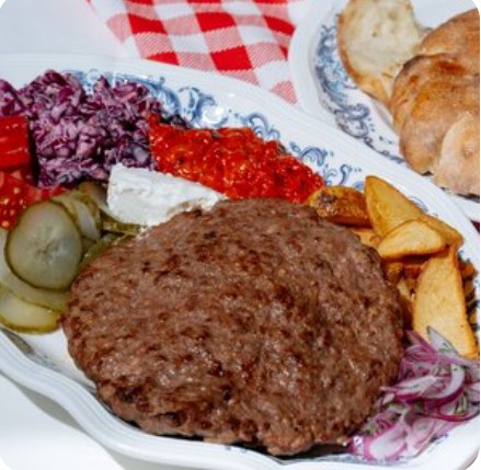 Плескавица классическая на тарелке