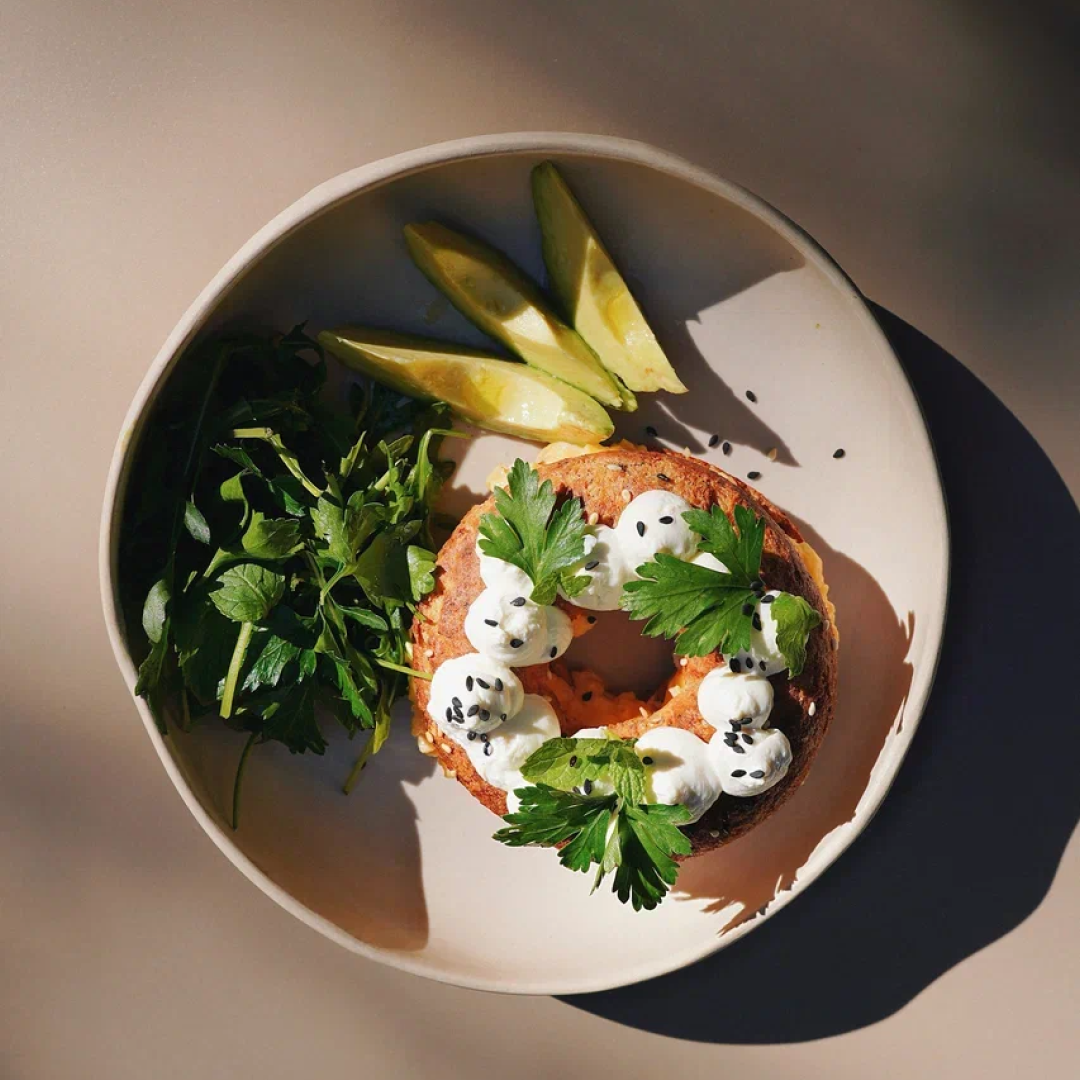 Бейгл протеиновый, скрембл, салат