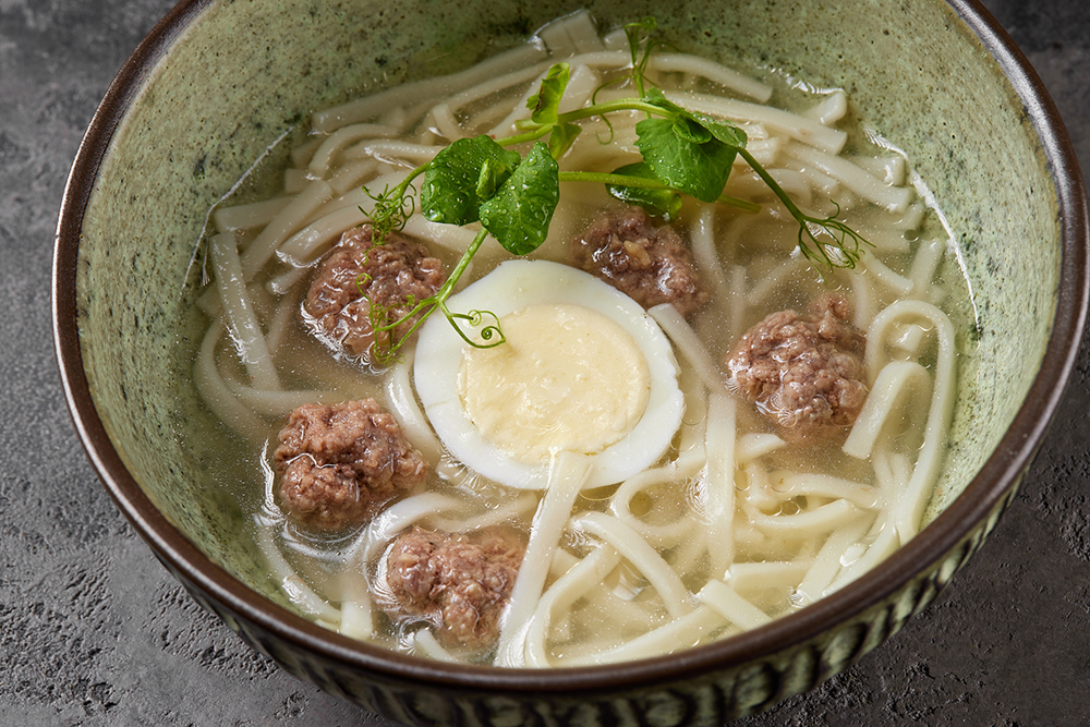 Говяжий бульон с лапшой с тефтелями из телячьей вырезки