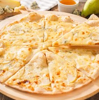 Пицца с грушей и сыром дор-блю