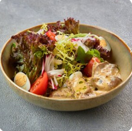 Салат с теплым языком и розовыми томатами