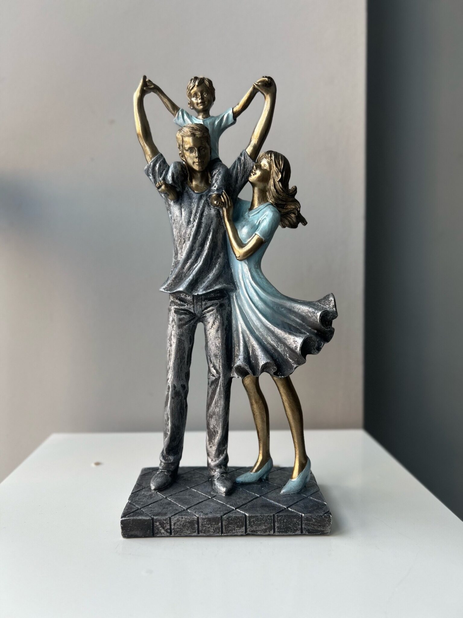 Статуэтка семья 14*8,5*29,5 162-962