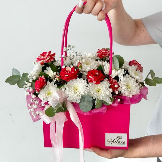 Композиция «Помадка» из хризантем, эвкалипта