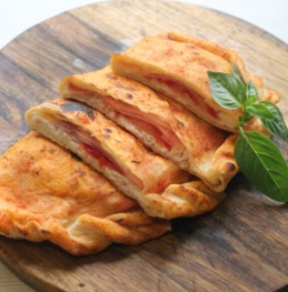Кальцоне с копченной грудкой и ветчиной