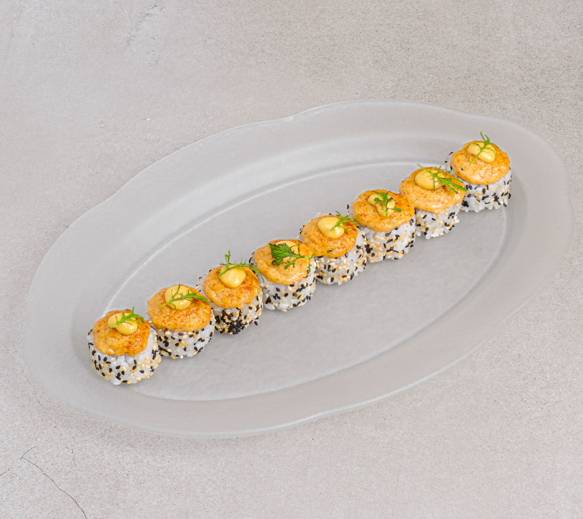 Запеченный ролл лосось-спайси манго