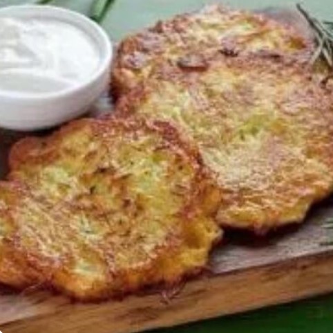 Картофельные драники со сметаной