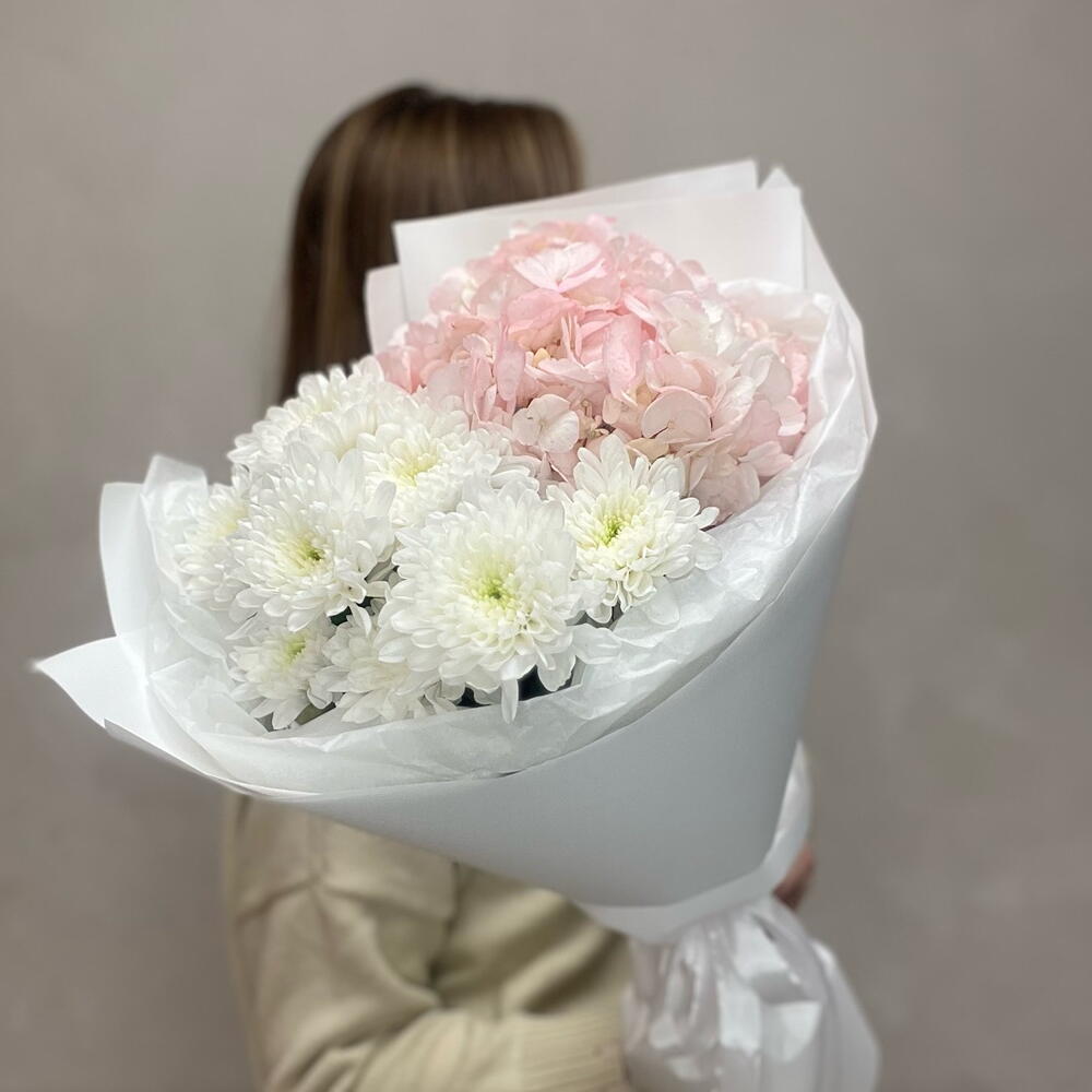 Букет комплимент из гортензии и хризантемы