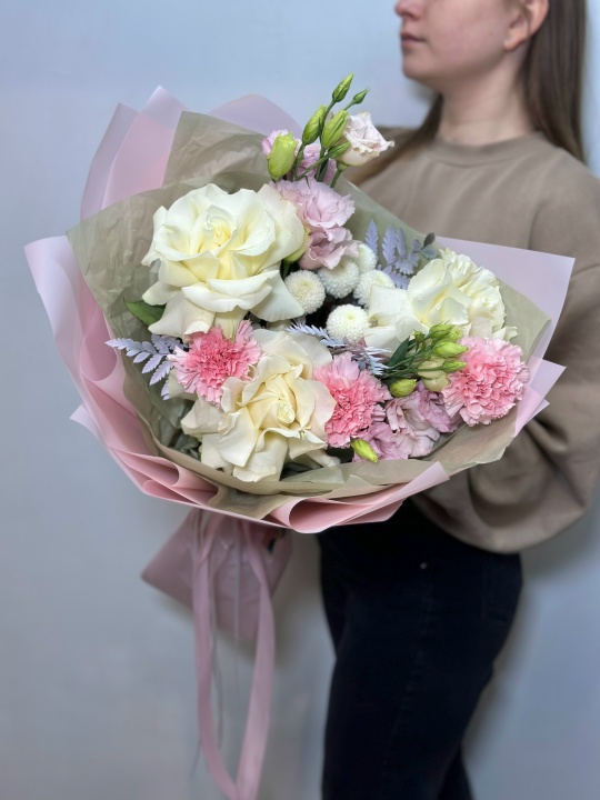 Букет с французскими розами ,диантусами ,эустомой и папоротником