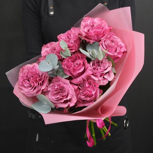 9 пионовидных роз Кантри Блюз с веточками эвкалипта