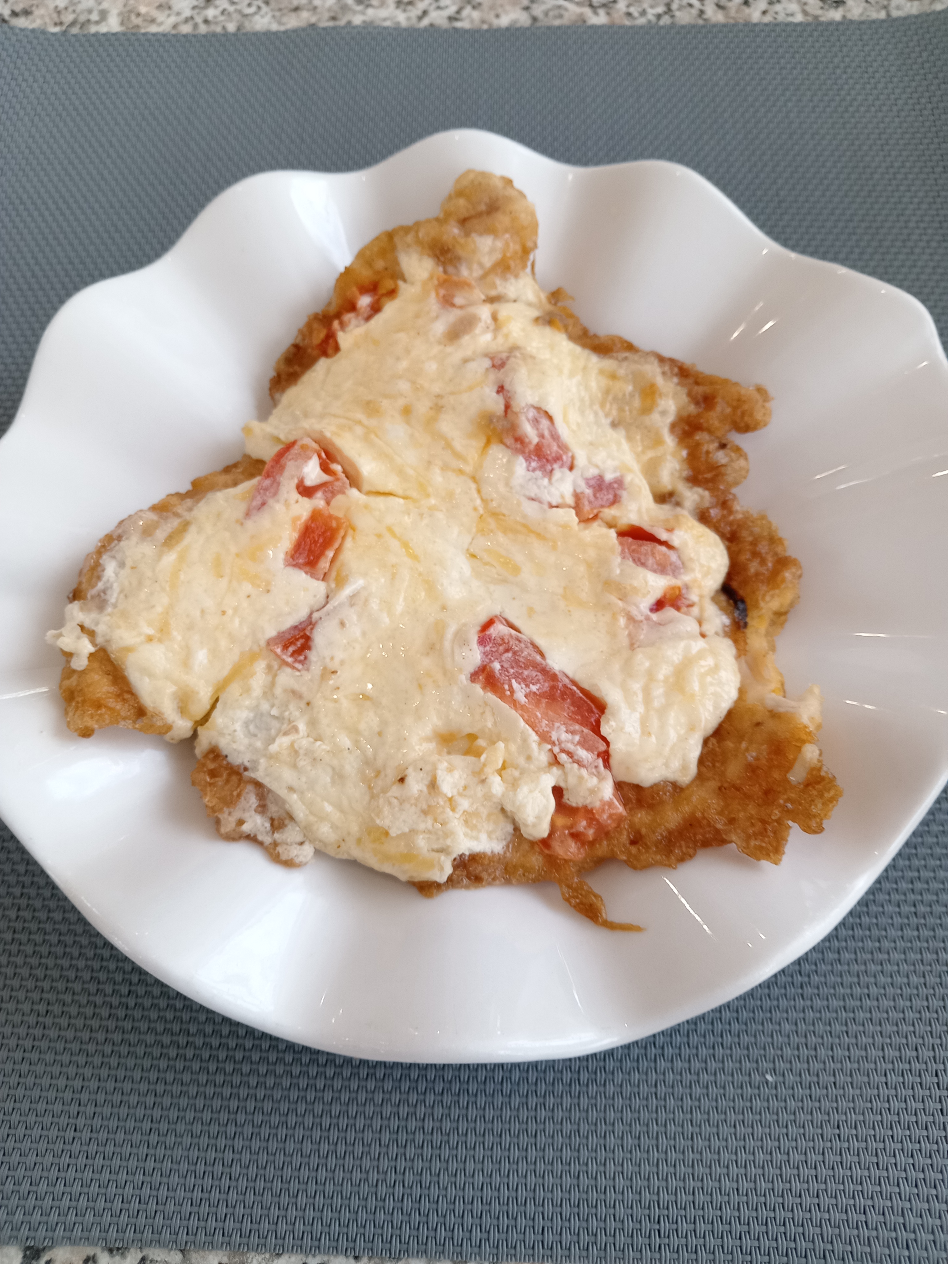 Отбивная из курицы с помидором