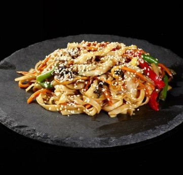 Удон с морепродуктами и овощи и соус на выбор