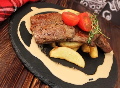 Медальоны из говядины с кофейным соусом и картофельными дольками