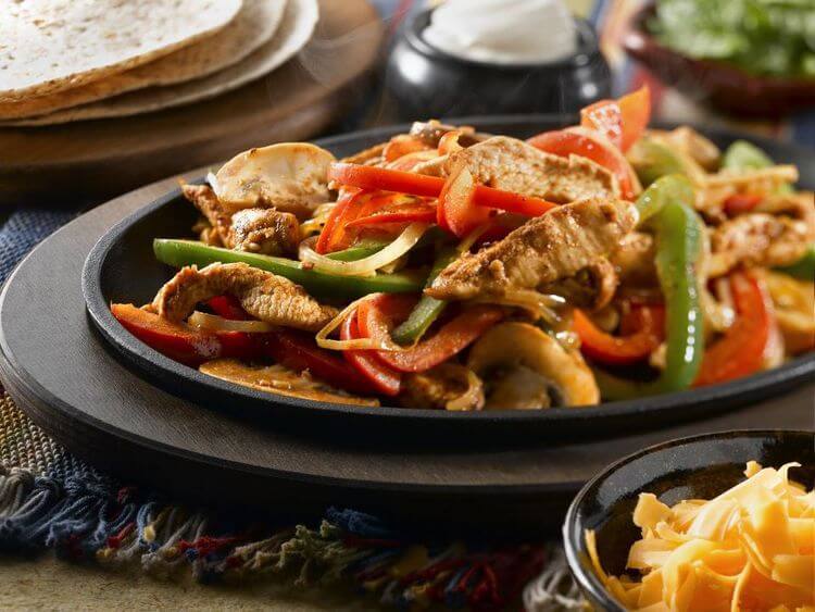 Шипящая сковород. из курицы с овощами