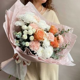 Нежный букет с розами и хризантемой L