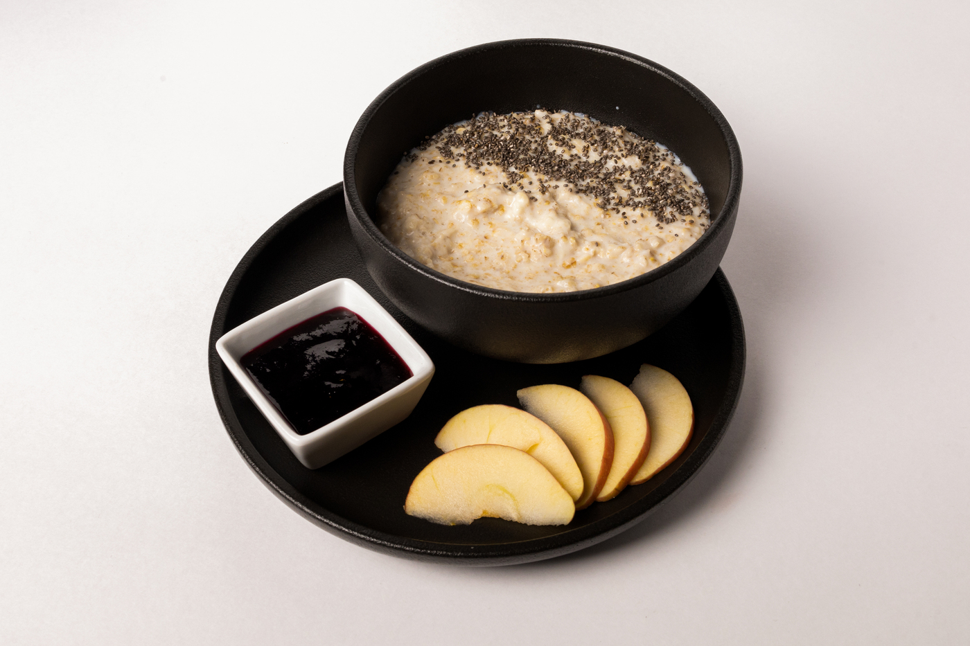 Каша овсяная на молоке  с семенами чиа, сезонными фруктами и вареньем