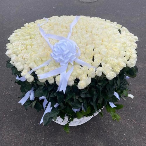Огромный белый букет роз в корзине